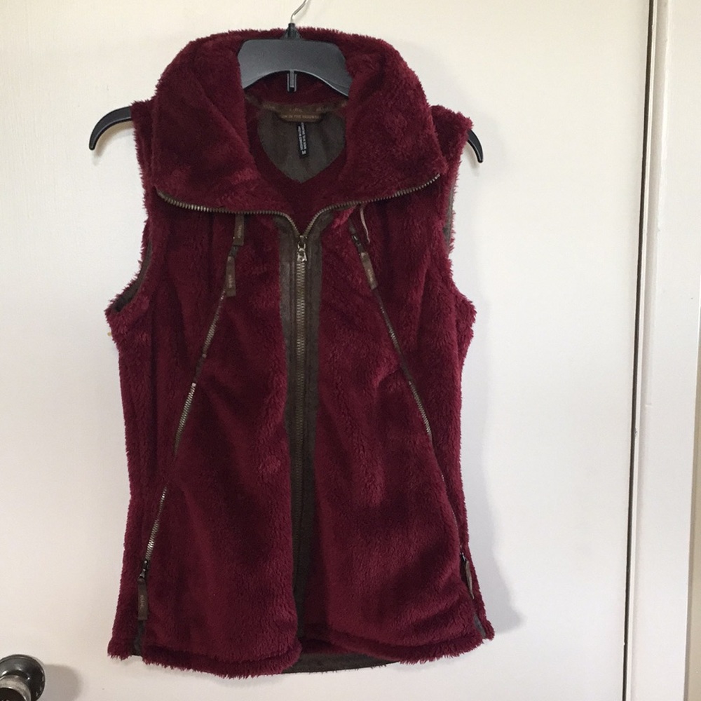 KUHL Faux Fur Flight Vest with Zip Pouch Hidden Hood, Burgundy Size M